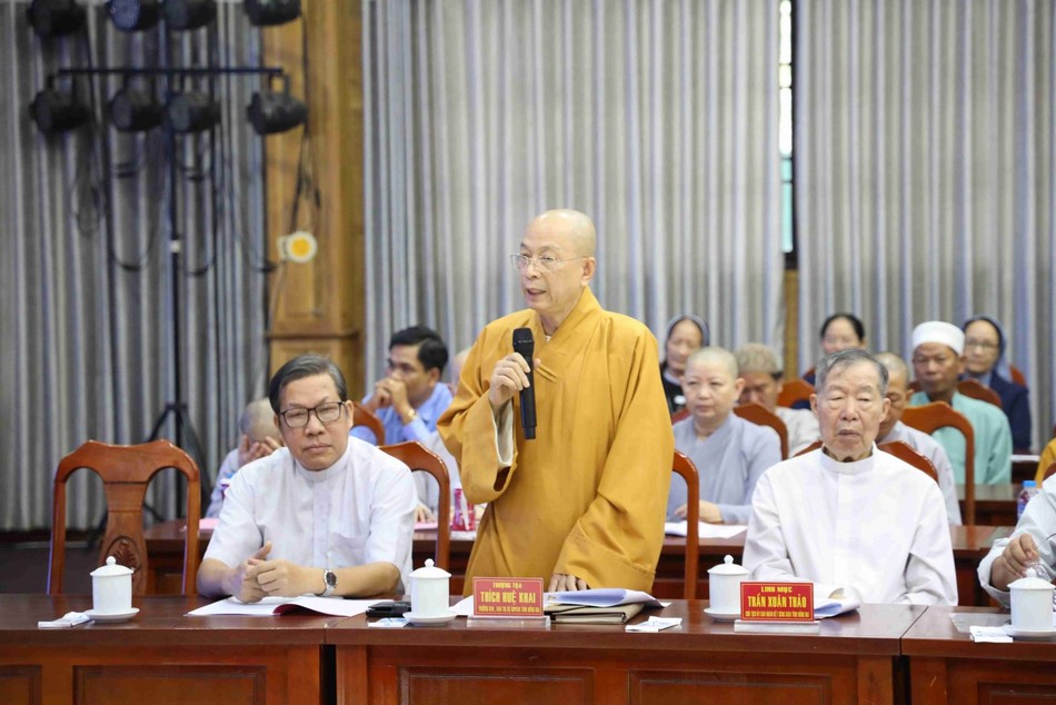 Thượng tọa Thích Huệ Khai phát biểu tại buổi họp mặt Thượng tọa Thích Huệ Khai phát biểu tại buổi họp mặt