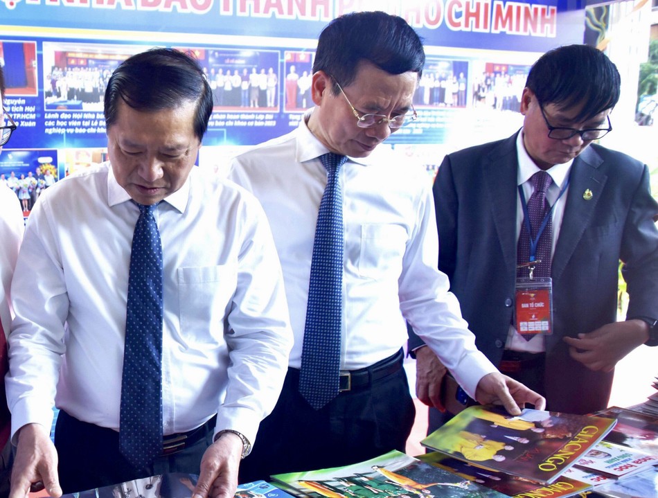 Giai phẩm Giác Ngộ mừng Xuân Giáp Thìn - 2024 tại Hội báo toàn quốc 2024, tại tuyến đường Lê Lợi, Q.1, TP.HCM