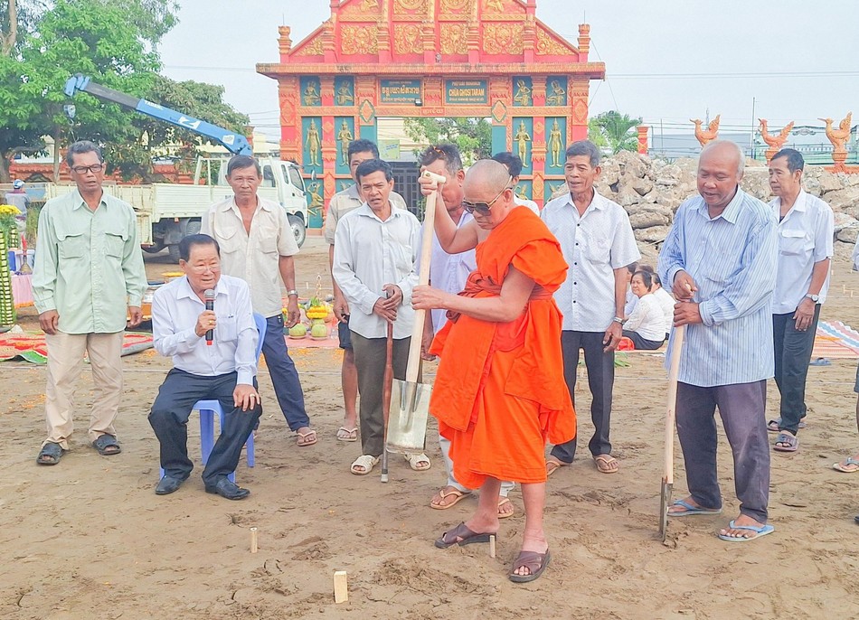 Thực hiện nghi thức khởi công Thực hiện nghi thức khởi công