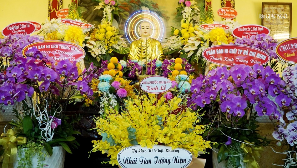 Tôn tượng Đức Thánh Tổ Ni Đại Ái Đạo