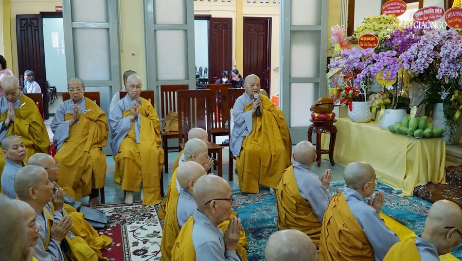 Ni trưởng Thích nữ Tịnh Nguyện ban đạo từ