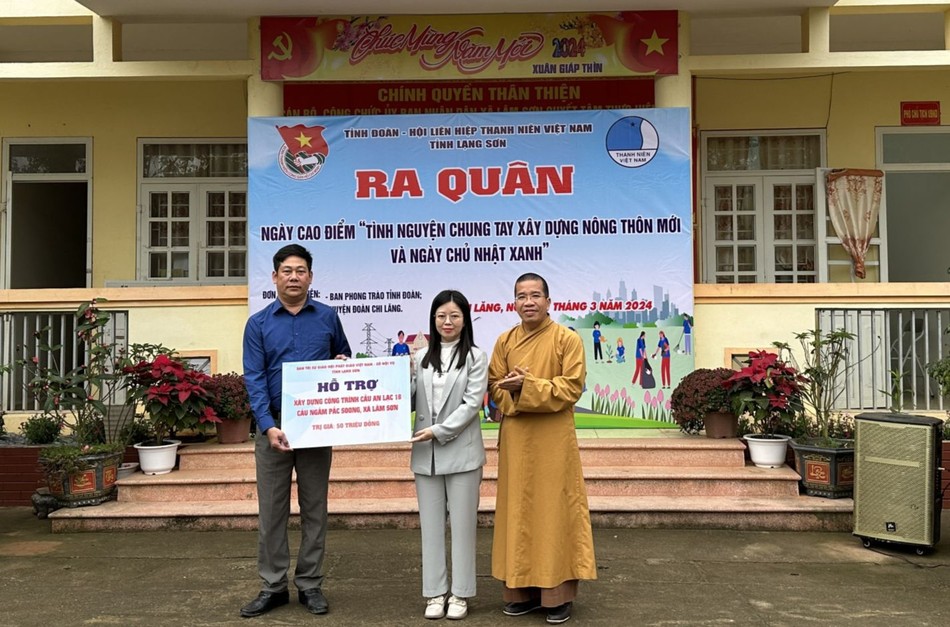 Trao hỗ trợ kinh phí xây dựng cầu bê-tông An Lạc số 18