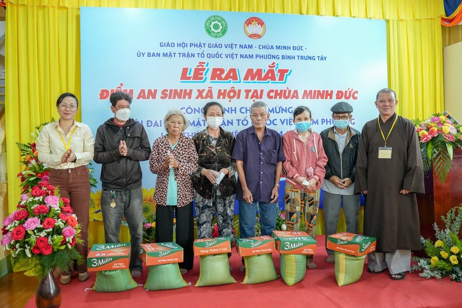 Thượng tọa Thích Huệ Nghiêm và đại diện địa phương trao quà đến những hộ khó khăn tại lễ ra mắt Điểm a sinh xã hội chùa Minh Đức Thượng tọa Thích Huệ Nghiêm và đại diện địa phương trao quà đến những hộ khó khăn tại lễ ra mắt Điểm a sinh xã hội chùa Minh Đức