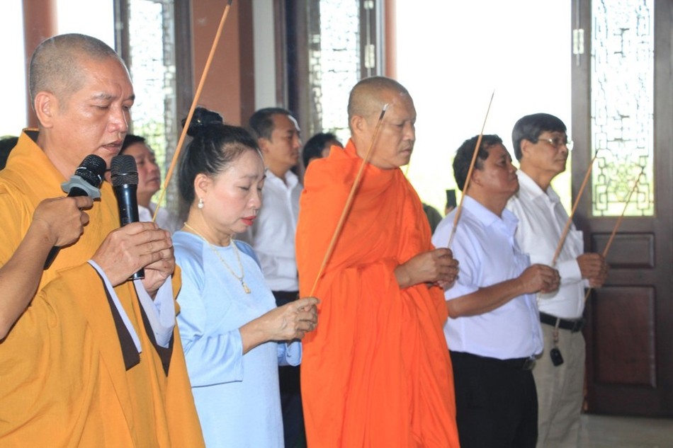 Chư tôn đức và lãnh đạo các cơ quan dâng hương tưởng niệm Chư tôn đức và lãnh đạo các cơ quan dâng hương tưởng niệm