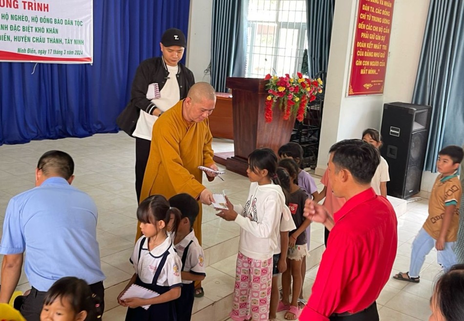 Trao quà đến trẻ em Trao quà đến trẻ em