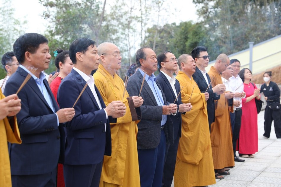 Phái đoàn dâng hương trong khuôn viên chùa Linh Quang - Trụ sở Ban Trị sự tỉnh Điện Biên