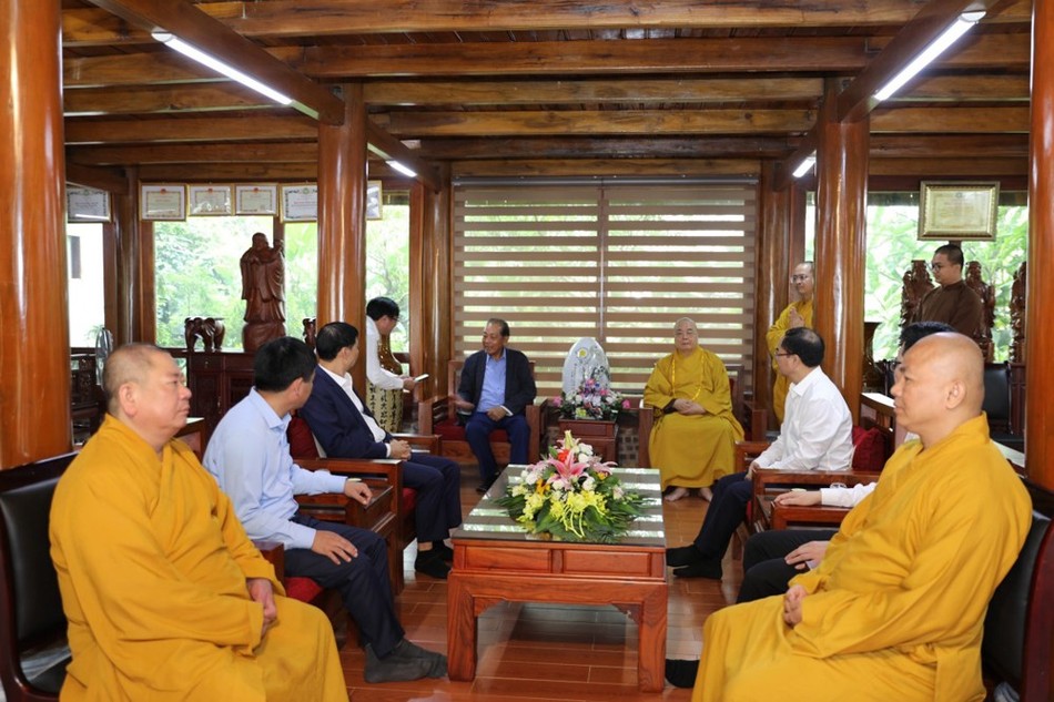 Hòa thượng Thích Thanh Nhiễu tiếp nguyên Ủy viên Bộ Chính trị, nguyên Phó Thủ tướng Thường trực Chính phủ Trương Hòa Bình