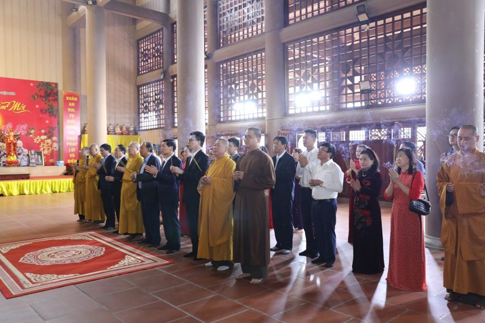 Phái đoàn dâng hương lễ Phật tại chánh điện chùa Linh Quang