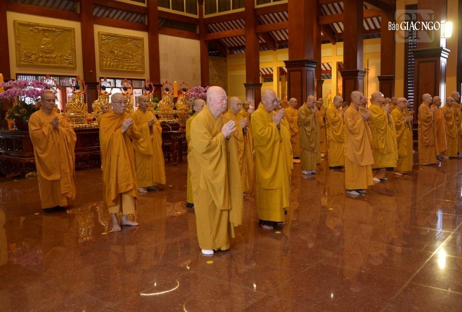 Chư Tăng trang nghiêm tại chánh điện Việt Nam Quốc Tự