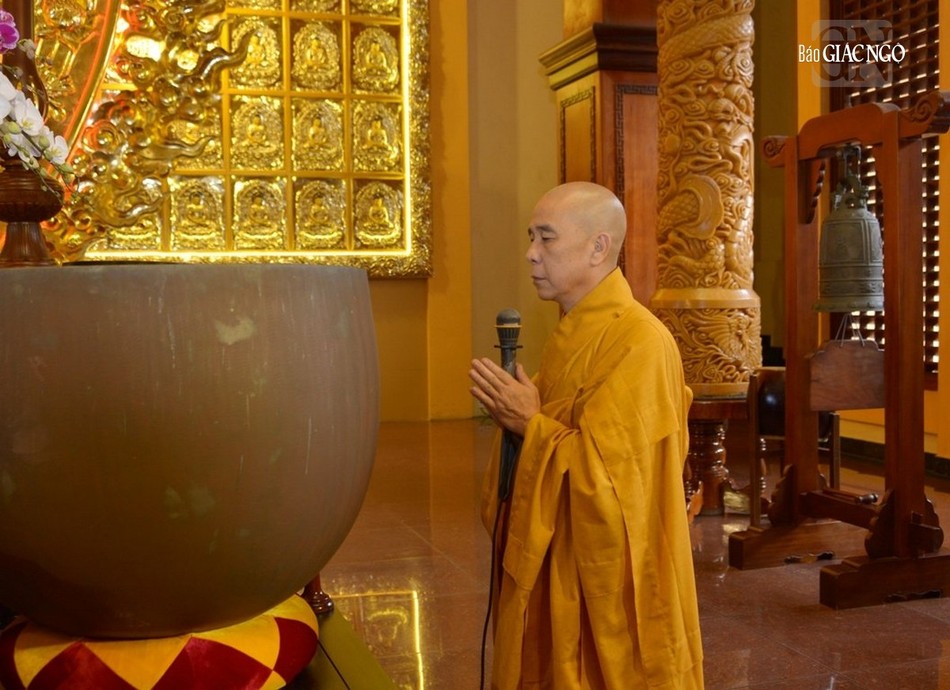 Thượng tọa Thích Quảng Chơn, Trưởng ban Nghi lễ TP.HCM dẫn lễ, thực hiện nghi thức Bố-tát, nghi thức đặc thù của Tăng đoàn