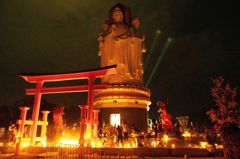 Tôn tượng tứ diện Quán Thế Âm Bồ-tát cao 31 m Tôn tượng tứ diện Quán Thế Âm Bồ-tát cao 31 m