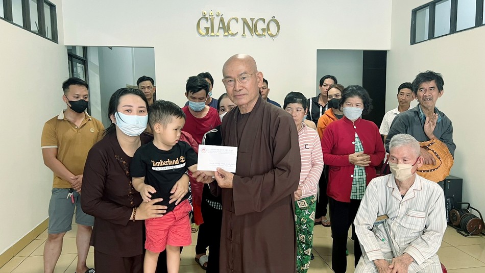 Hòa thượng Thích Tâm Viên đại diện Ban Từ thiện xã hội báo Giác Ngộ trao tiền của bạn đọc ủng hộ bệnh nhân có hoàn cảnh khó khăn Hòa thượng Thích Tâm Viên đại diện Ban Từ thiện xã hội báo Giác Ngộ trao tiền của bạn đọc ủng hộ bệnh nhân có hoàn cảnh khó khăn