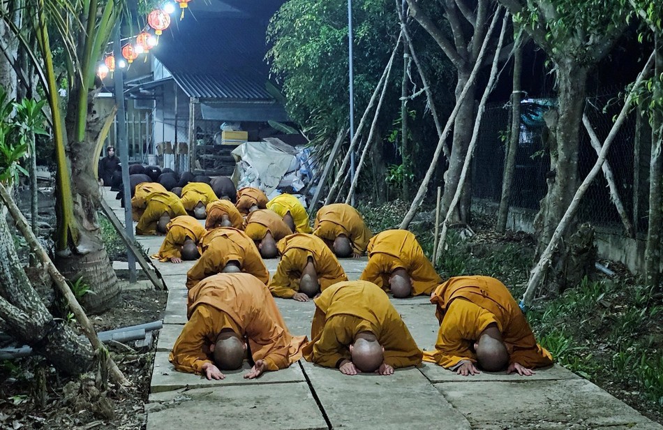 Chư Tăng, Phật tử thực hiện &quot;tam bộ nhất bái&quot;