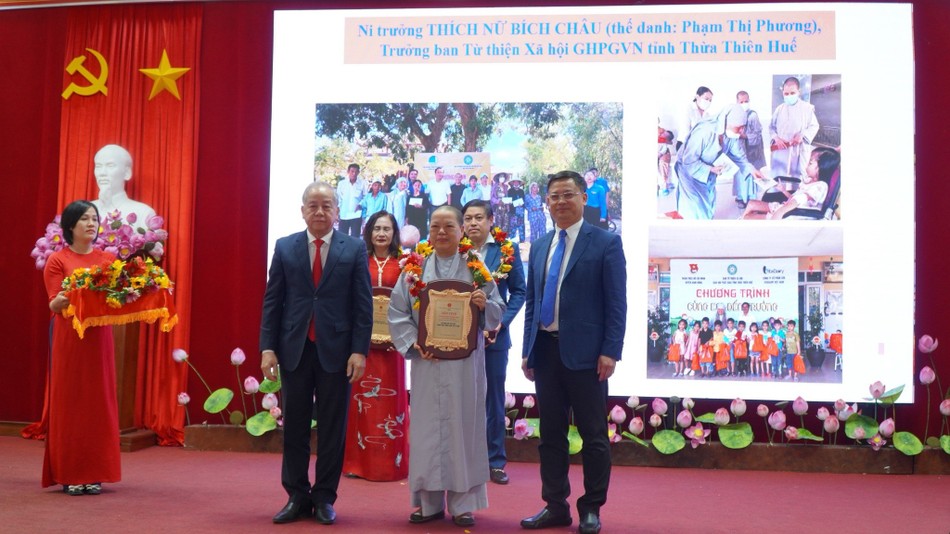 Đại biểu Phật giáo tỉnh được tuyên dương tại chương trình Đại biểu Phật giáo tỉnh được tuyên dương tại chương trình