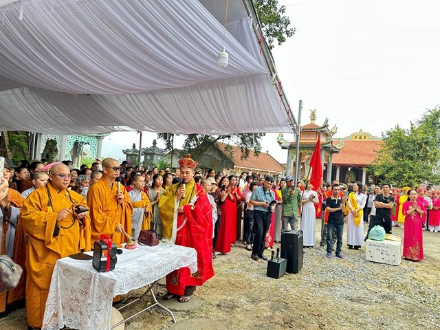 Chư tôn đức thực hiện khóa lễ an vị