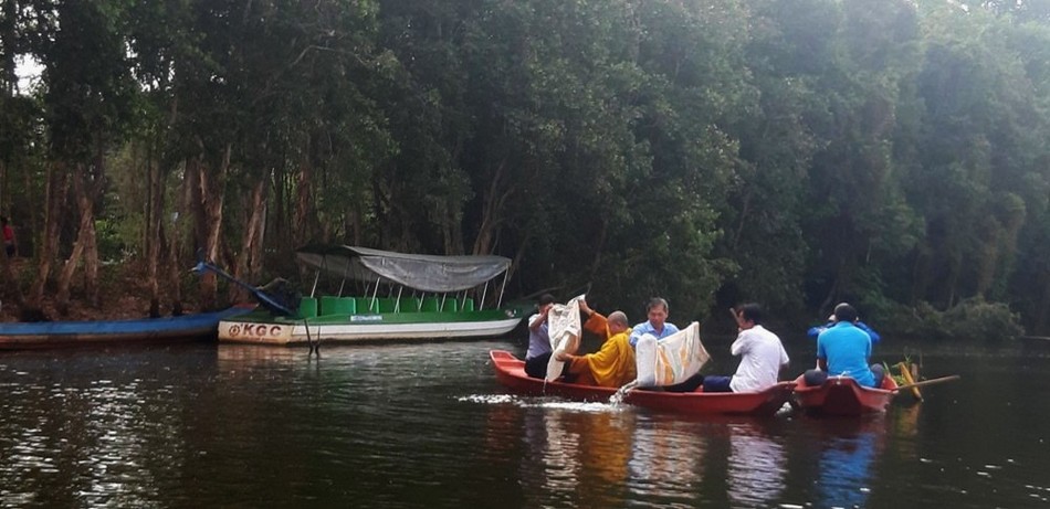 Phóng sinh 2 tấn cá ra Khu Bảo tồn sinh thái Đồng Tháp Mười Phóng sinh 2 tấn cá ra Khu Bảo tồn sinh thái Đồng Tháp Mười