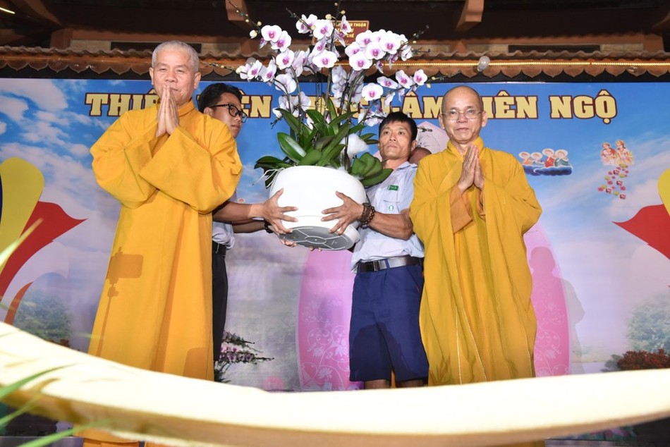 Hòa thượng Thích Hạnh Thể trao hoa chúc mừng đến Thượng tọa Thích Thông Huệ Hòa thượng Thích Hạnh Thể trao hoa chúc mừng đến Thượng tọa Thích Thông Huệ