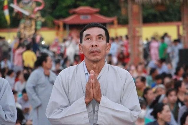 Phật tử cầu nguyện dưới tôn tượng Đức Bồ-tát Quán Thế Âm Phật tử cầu nguyện dưới tôn tượng Đức Bồ-tát Quán Thế Âm