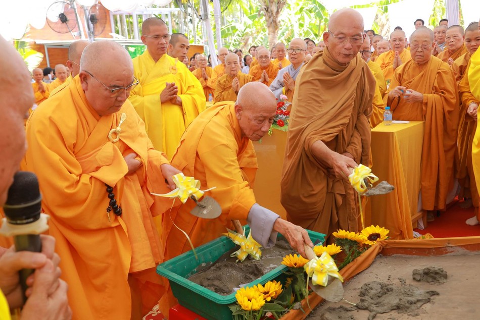 Thực hiện nghi thức khởi công xây dựng tịnh xá Ngọc Hương Thực hiện nghi thức khởi công xây dựng tịnh xá Ngọc Hương