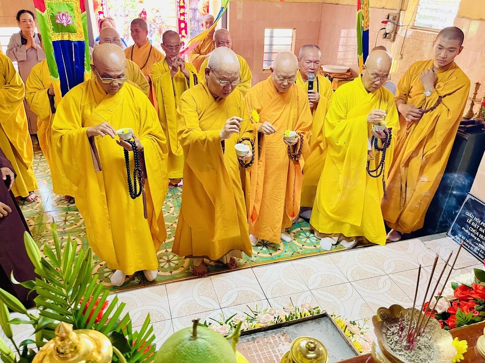 Chư tôn đức sái tịnh cầu nguyện công trình đại trùng tu chùa Hưng Thạnh được viên mãn Chư tôn đức sái tịnh cầu nguyện công trình đại trùng tu chùa Hưng Thạnh được viên mãn