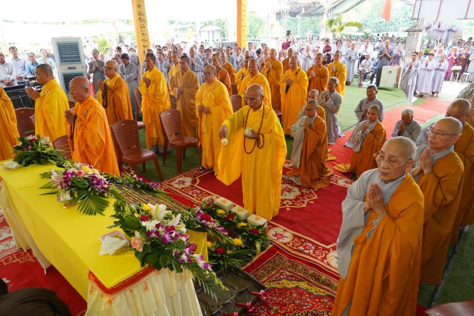 Chư tôn giáo phẩm sái tịnh cầu nguyện công trình sớm thành tựu