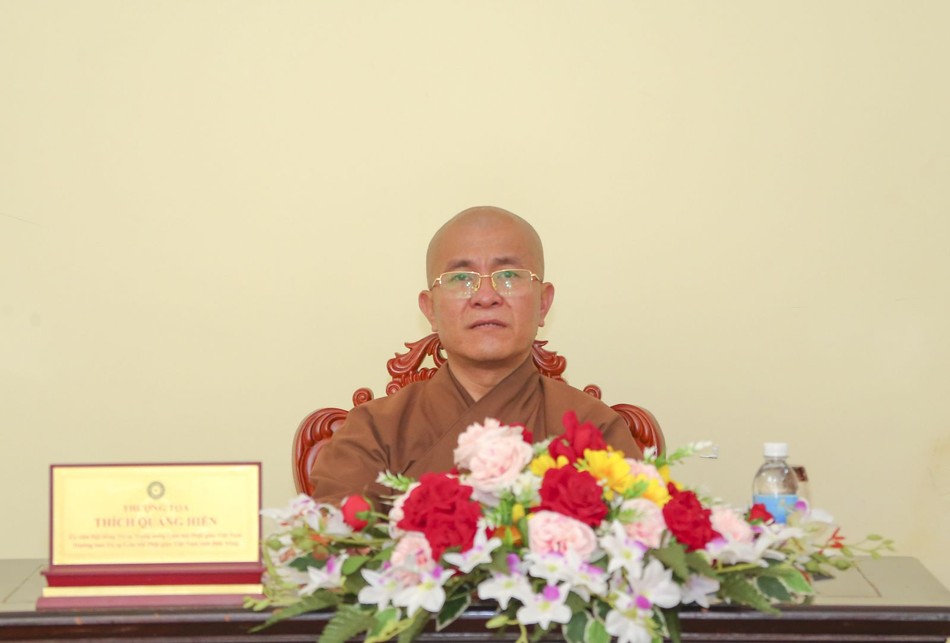 Thượng tọa Thích Quảng Hiền chủ trì buổi họp