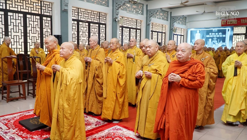 Chư tôn giáo phẩm Hội đồng Chứng minh, Hội đồng Trị sự GHPGVN thành kính niêm hương tưởng niệm Đại lão Hòa thượng Thích Trí Thủ Chư tôn giáo phẩm Hội đồng Chứng minh, Hội đồng Trị sự GHPGVN thành kính niêm hương tưởng niệm Đại lão Hòa thượng Thích Trí Thủ