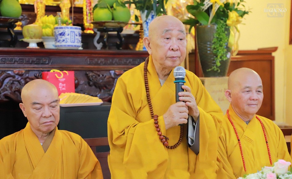 Trưởng lão Hòa thượng Thích Như Tín ban đạo từ chứng minh - Ảnh: Trung Thắng Trưởng lão Hòa thượng Thích Như Tín ban đạo từ chứng minh - Ảnh: Trung Thắng