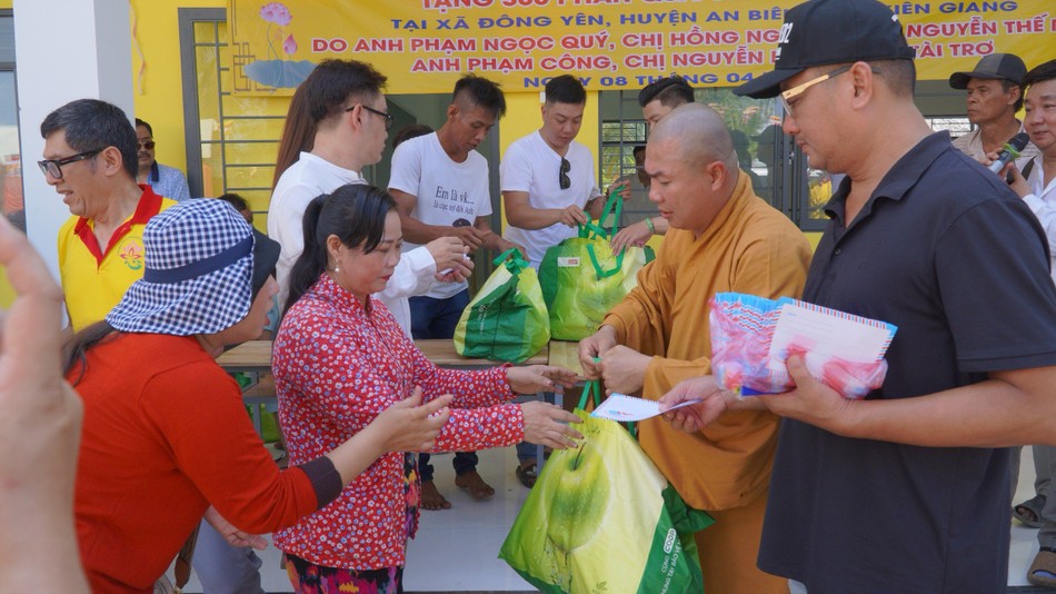 Trao quà tại xã Đông Yên, H.An Biên Trao quà tại xã Đông Yên, H.An Biên