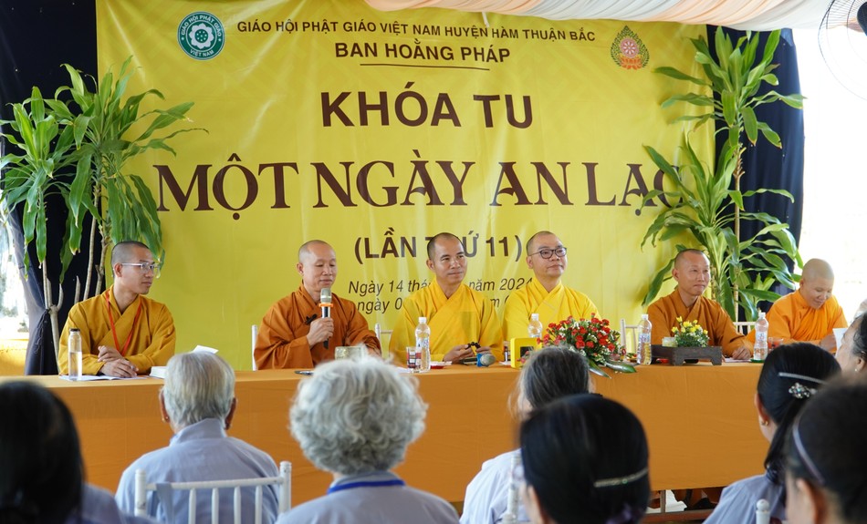 Chư tôn đức tham dự khóa tu Chư tôn đức tham dự khóa tu