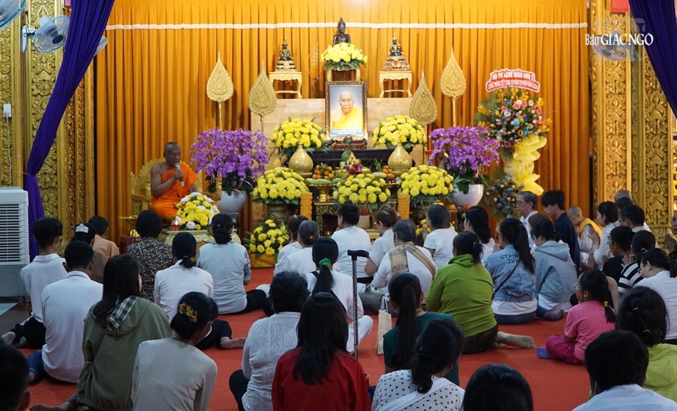 Hòa thượng Danh Lung truyền giới quy y Tam bảo cho Phật tử nhân dịp năm mới Hòa thượng Danh Lung truyền giới quy y Tam bảo cho Phật tử nhân dịp năm mới