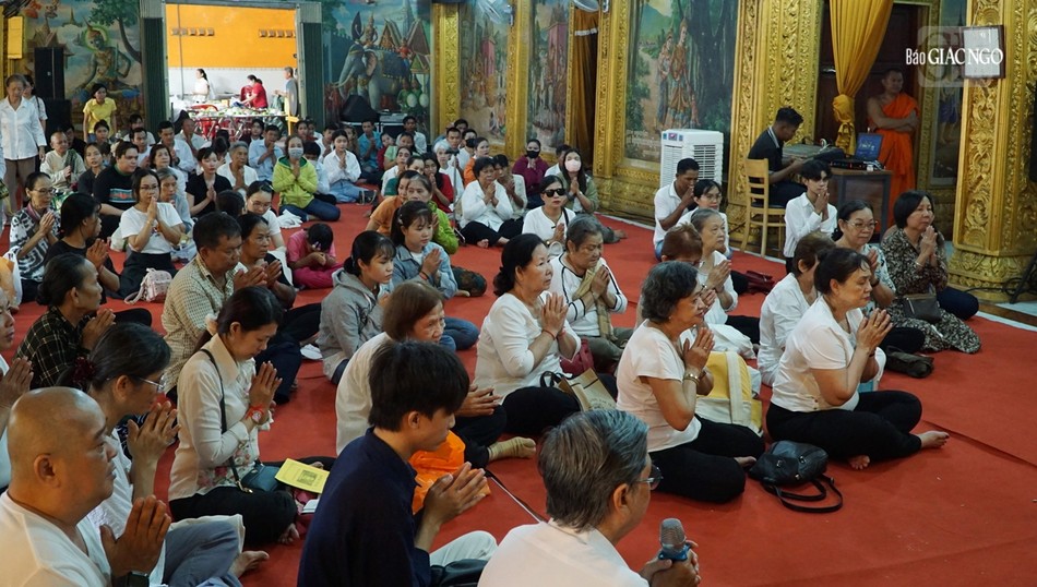 Phật tử trở về chùa nghe Hòa thượng Danh Lung thuyết pháp về "Bố thí - đặt bát hội" Phật tử trở về chùa nghe Hòa thượng Danh Lung thuyết pháp về "Bố thí - đặt bát hội"