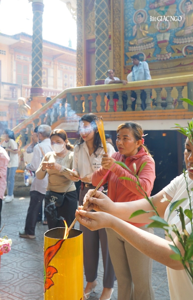 Thành kính lễ bái trong ngày đầu tiên đón chư Thiên Thành kính lễ bái trong ngày đầu tiên đón chư Thiên