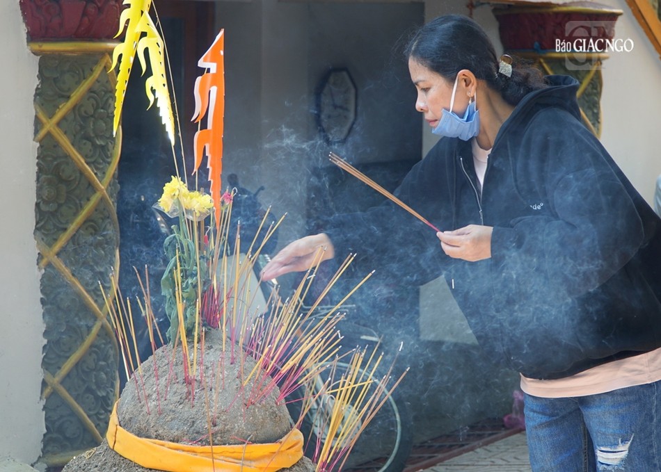 Lễ "Đắp núi cát" là hành động vừa thể hiện lòng thành kính tưởng nhớ tổ tiên, vừa tích công đức để cuộc sống hiện tại và lai sinh được tốt đẹp hơn Lễ "Đắp núi cát" là hành động vừa thể hiện lòng thành kính tưởng nhớ tổ tiên, vừa tích công đức để cuộc sống hiện tại và lai sinh được tốt đẹp hơn