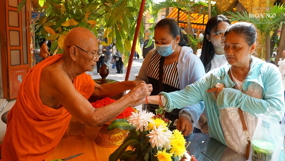 Một vị sư cột chỉ tay chúc mừng năm mới an lành, sức khỏe, sắc đẹp Một vị sư cột chỉ tay chúc mừng năm mới an lành, sức khỏe, sắc đẹp