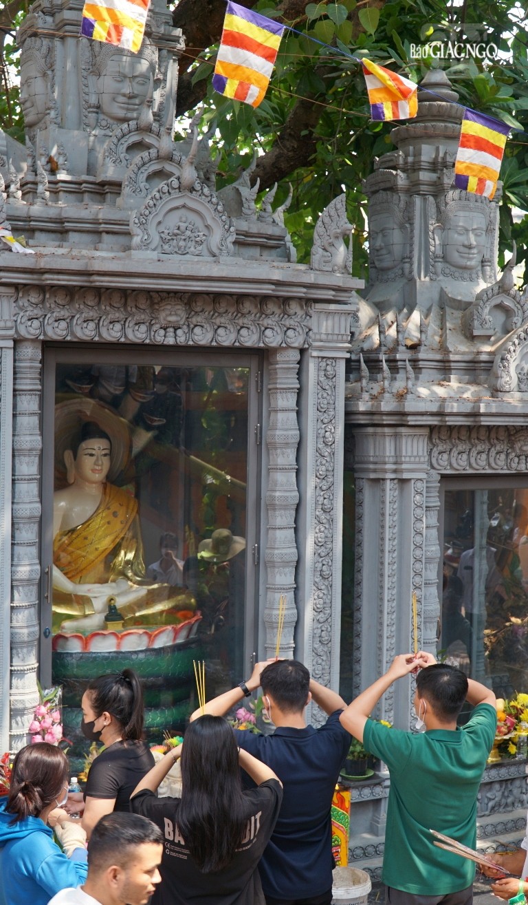 Phật tử, sinh viên Lào, Campuchia đang du học tại VN cũng trở về chùa đón Tết Phật tử, sinh viên Lào, Campuchia đang du học tại VN cũng trở về chùa đón Tết