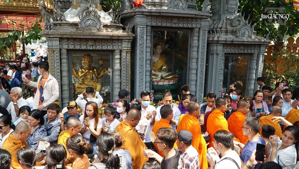 Hôm nay là ngày đầu tiên đón năm mới của chư Tăng, Phật tử, đồng bào Khmer TP.HCM và các tỉnh thành lân cận Hôm nay là ngày đầu tiên đón năm mới của chư Tăng, Phật tử, đồng bào Khmer TP.HCM và các tỉnh thành lân cận