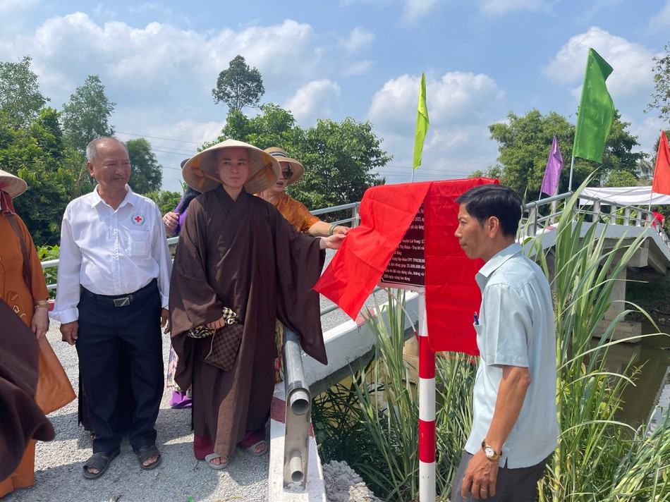 Cây cầu Kênh Nhỏ được bàn giao cho địa phương - Ảnh: T.N Cây cầu Kênh Nhỏ được bàn giao cho địa phương - Ảnh: T.N