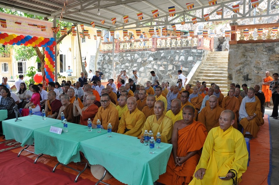 Chư tôn đức Tăng Ni, đại diện các cơ quan tham dự Chư tôn đức Tăng Ni, đại diện các cơ quan tham dự