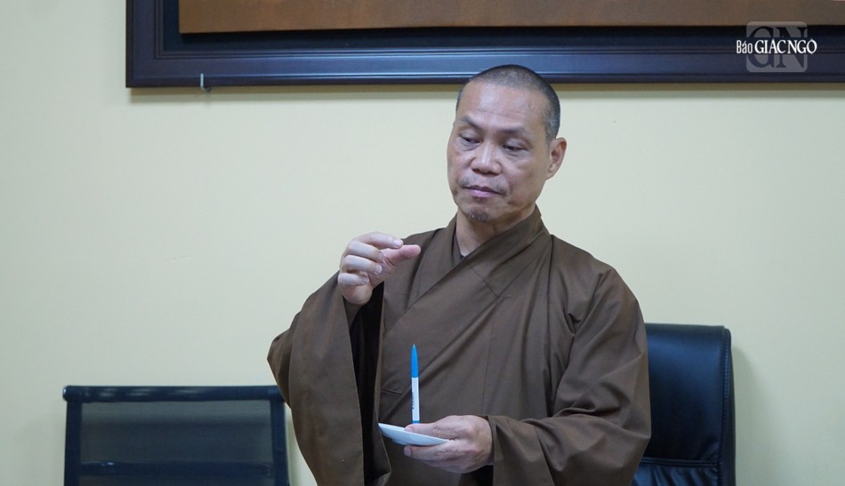 Thượng tọa Thích Trí Chơn chủ trì buổi họp, nêu ý tưởng thiết trí kiệu hoa Kính mừng Phật đản Thượng tọa Thích Trí Chơn chủ trì buổi họp, nêu ý tưởng thiết trí kiệu hoa Kính mừng Phật đản