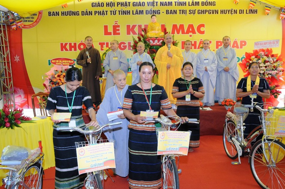 Trao các phần thưởng đến Phật tử tham gia khóa tu Trao các phần thưởng đến Phật tử tham gia khóa tu