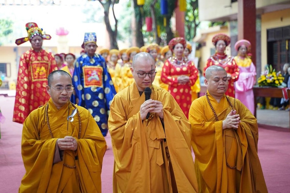 Chư tôn đức niêm hương lễ Tổ