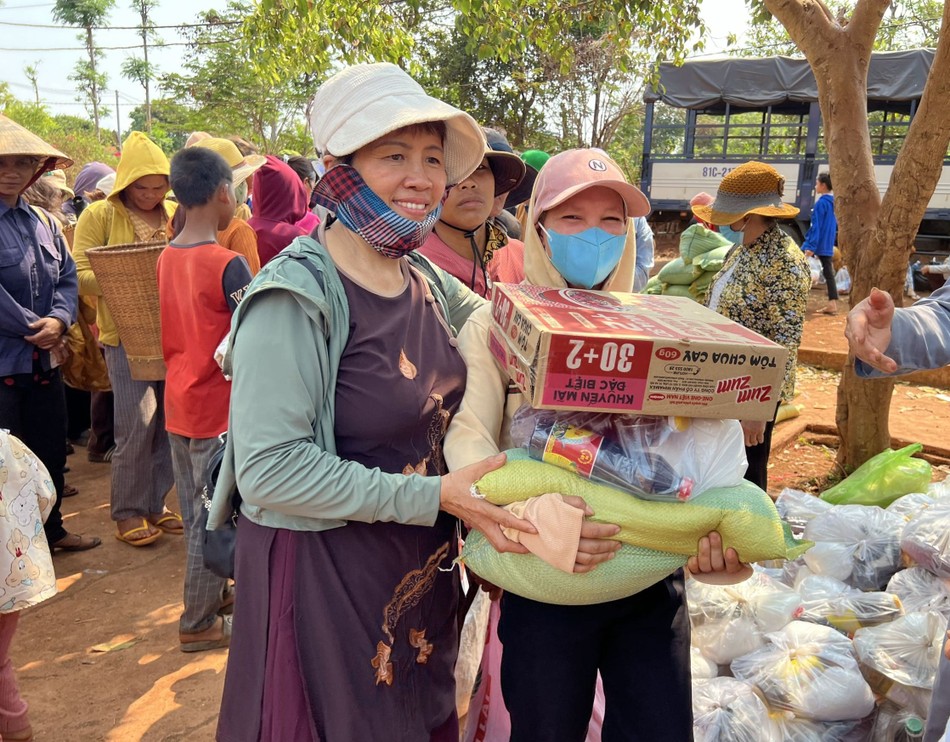 Đoàn trao quà tại làng Vel, làng Sur A, xã Iako Đoàn trao quà tại làng Vel, làng Sur A, xã Iako
