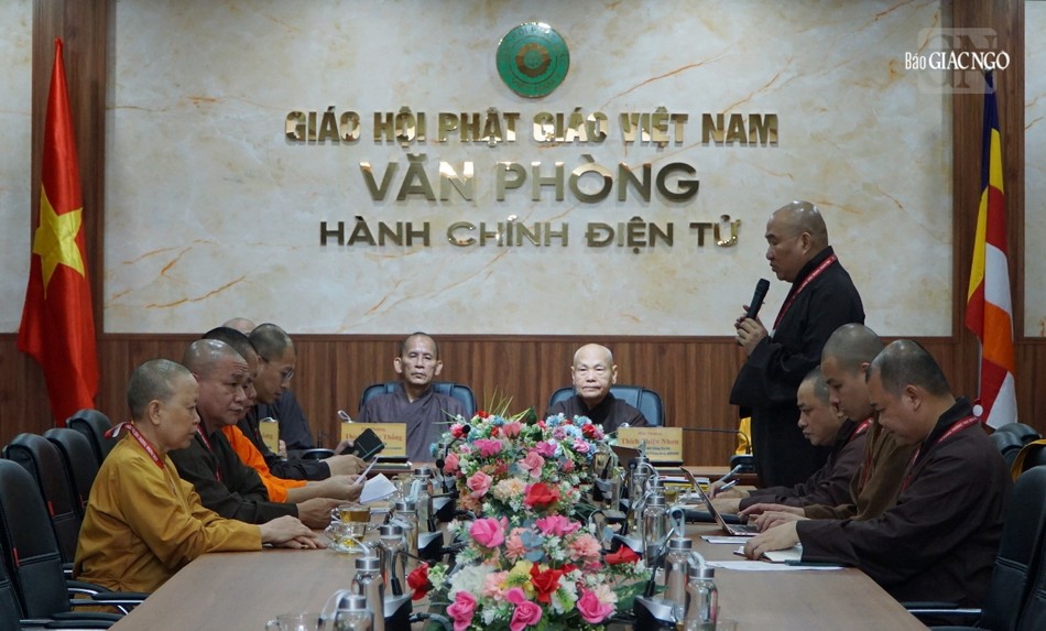 Thượng tọa Thích Phước Nguyên báo cáo tại hội nghị