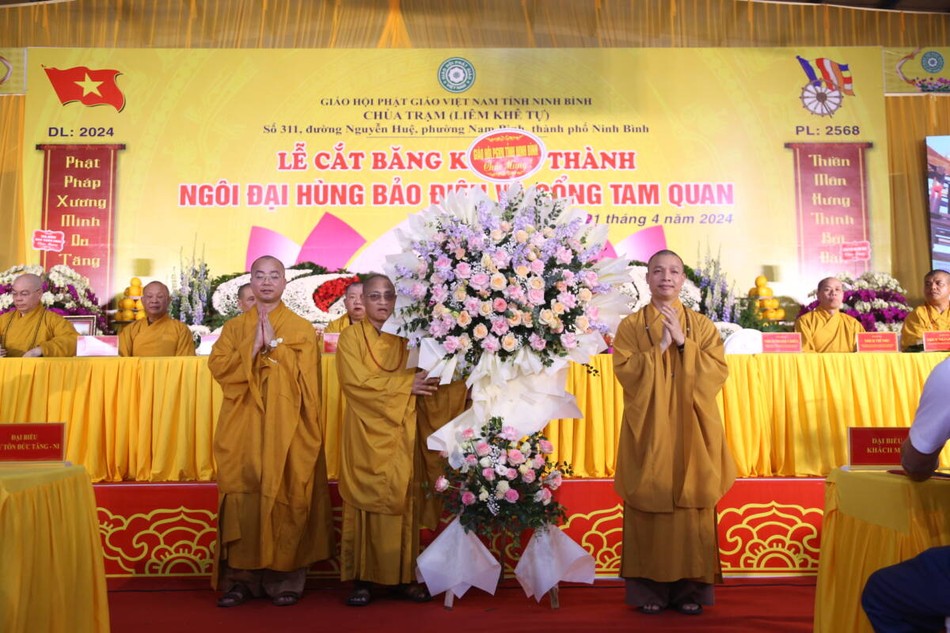 Thượng tọa Thích Minh Quang trao hoa chúc mừng Thượng tọa Thích Minh Quang trao hoa chúc mừng