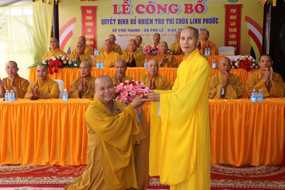 Thượng tọa Thích Minh Tâm trao con dấu chùa Linh Phước cho Đại đức Thích Thiện Trí, tân trụ trì lưu giữ