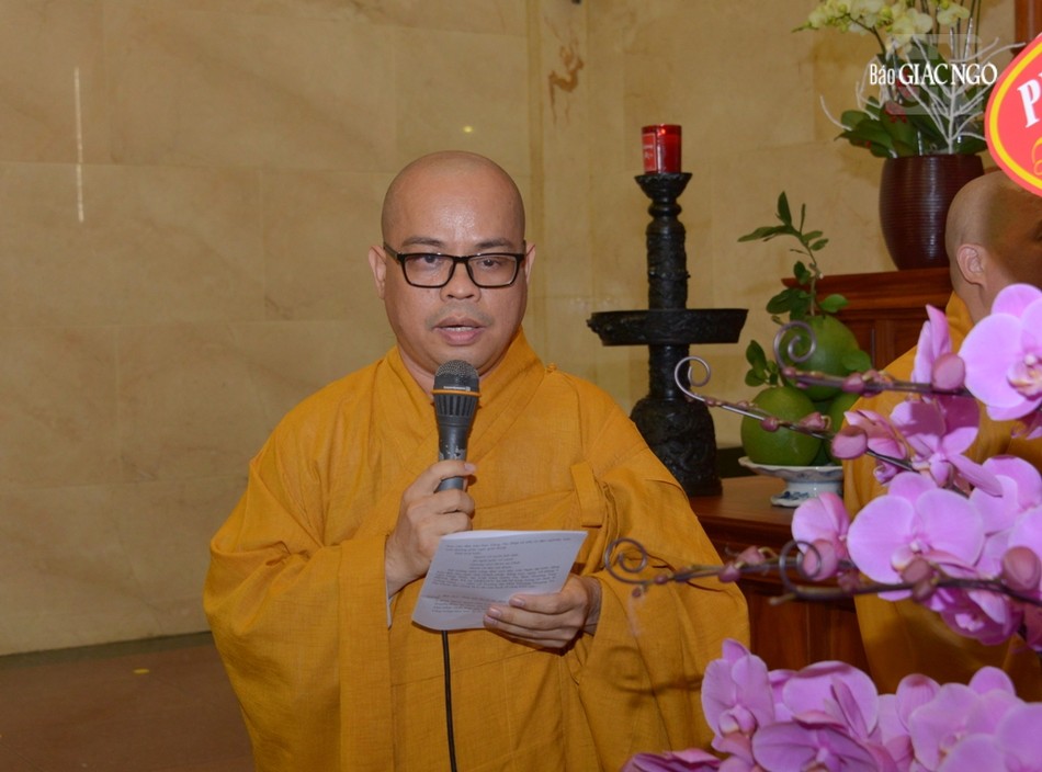 Đại đức Thích Thiện Châu dẫn chương trình buổi lễ tưởng niệm