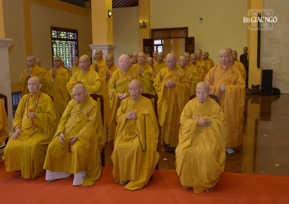 Trưởng lão Hòa thượng Thích Thiện Nhơn và chư vị giáo phẩm Hội đồng Chứng minh, Hội đồng Trị sự