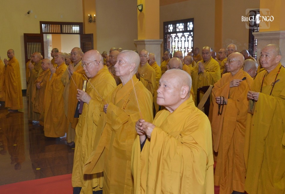 Đức Pháp chủ GHPGVN và chư vị giáo phẩm Hội đồng Chứng minh niêm hương tưởng niệm