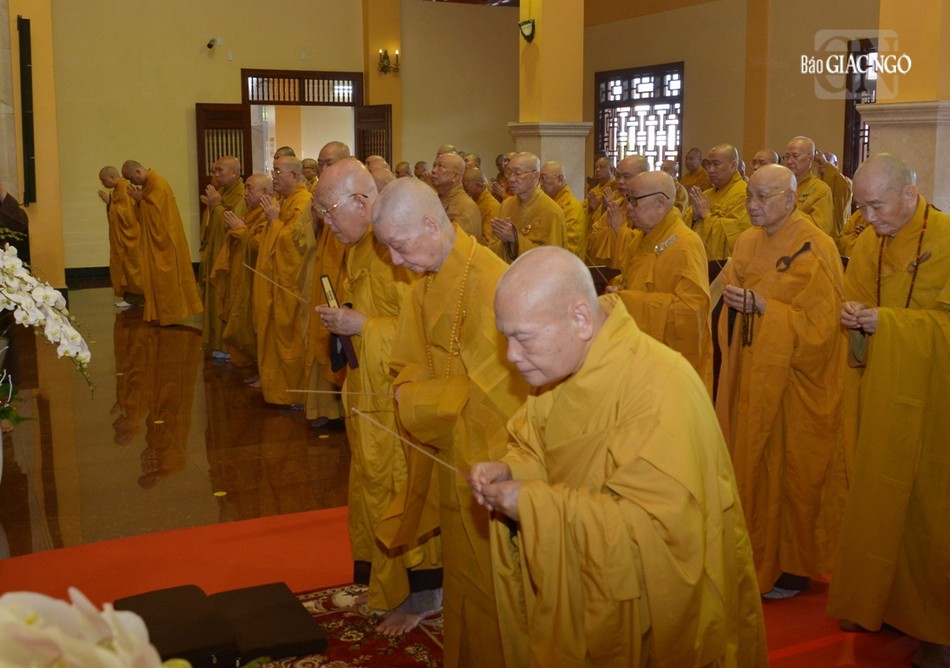 Đức Pháp chủ cùng chư vị Trưởng lão Hòa thượng Hội đồng Chứng minh niêm hương tưởng niệm